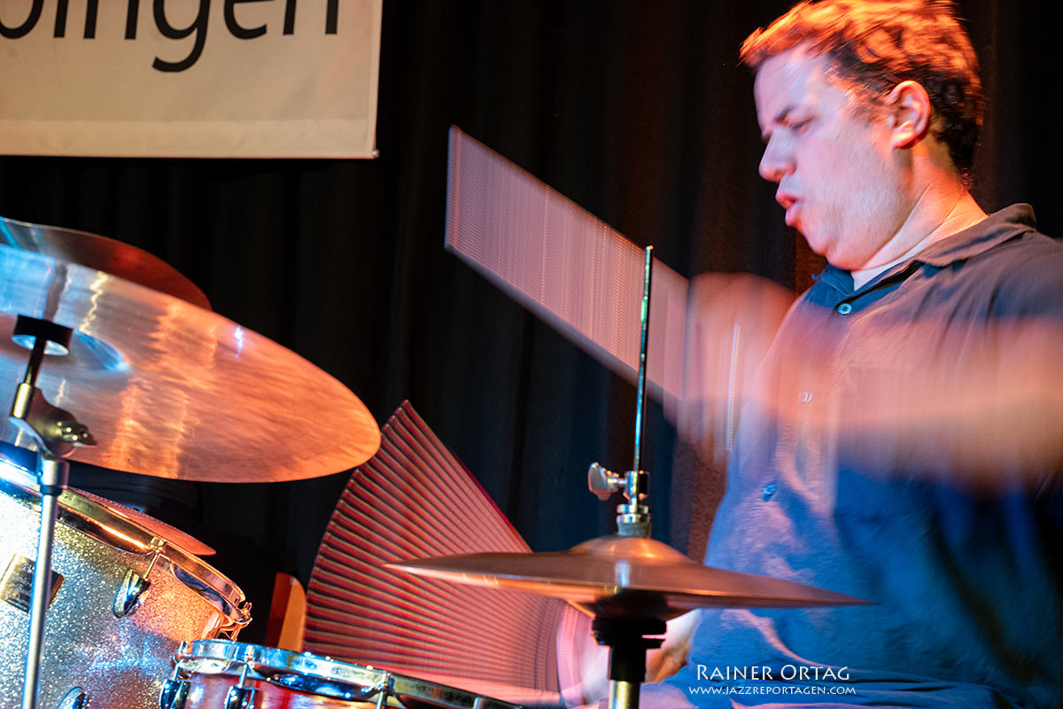 Joel Frahm Trio beim Jazzclub Tübingen im Club Voltaire 2026 Drummer Ernesto Cervini in Aktion mit dem Joel Frahm Trio beim Jazzclub Tübingen im Club Voltaire 2026