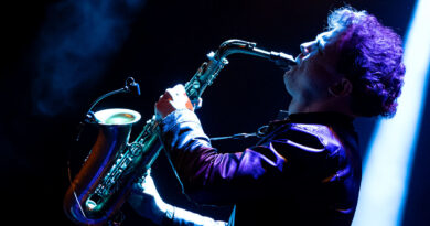Jakob Manz mit Sax im Gegenlicht im Theaterhaus Stuttgart 2026