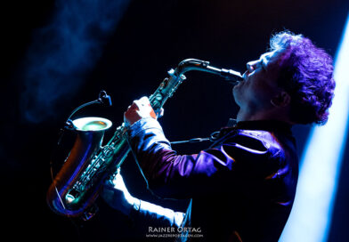 Jakob Manz mit Sax im Gegenlicht im Theaterhaus Stuttgart 2026