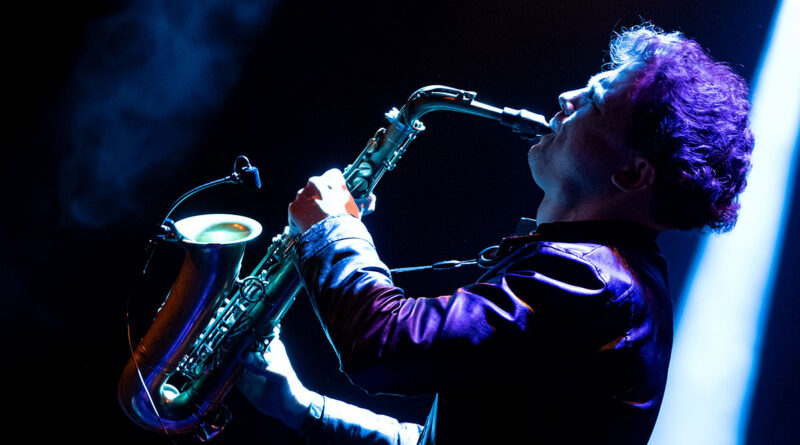 Jakob Manz mit Sax im Gegenlicht im Theaterhaus Stuttgart 2026