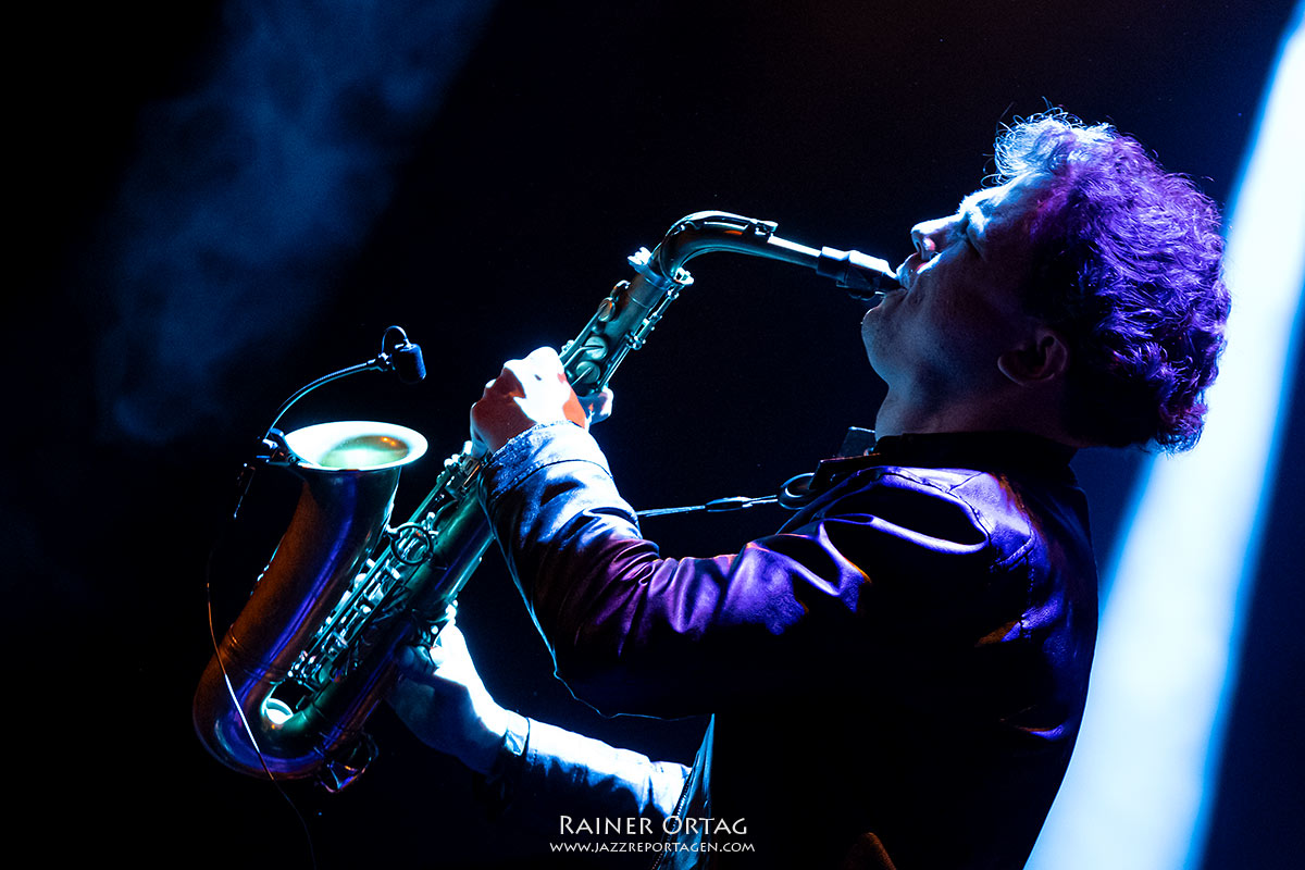 The Jakob Manz Project im Theaterhaus Stuttgart 2026 Jakob Manz mit Sax im Gegenlicht im Theaterhaus Stuttgart 2026