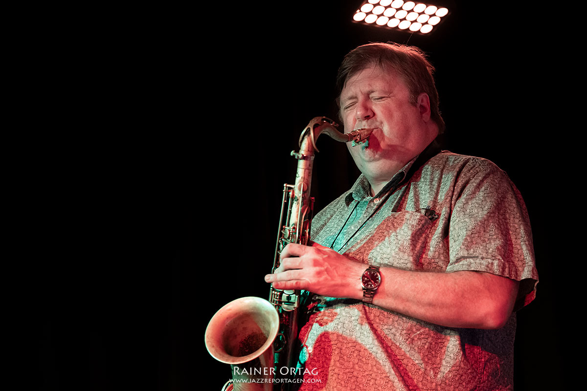 Joel Frahm Trio beim Jazzclub Tübingen im Club Voltaire 2026 Joel Frahm spielt Tenorsaxofon auf der Bühne des Club Voltaire 2026