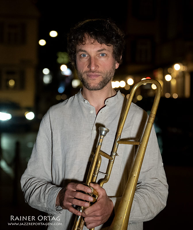 Johannes Lauer backstage mit Posaune im Jazzclub Bix Stuttgart 2026