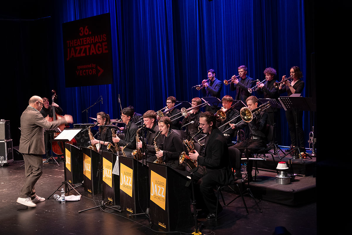 40 Jahre Jazzverband BW e.V., Jubiläumskonzert, Theaterhaus Stuttgart. JUGENDJAZZORCHESTER BW FEAT. CZICHOWSKY, HÜBNER, NEUHAUS, Dirigent Klaus Graf 40 Jahre Jazzverband BW e.V., Jubiläumskonzert, Theaterhaus Stuttgart. JUGENDJAZZORCHESTER BW FEAT. CZICHOWSKY, HÜBNER, NEUHAUS, Dirigent Klaus Graf