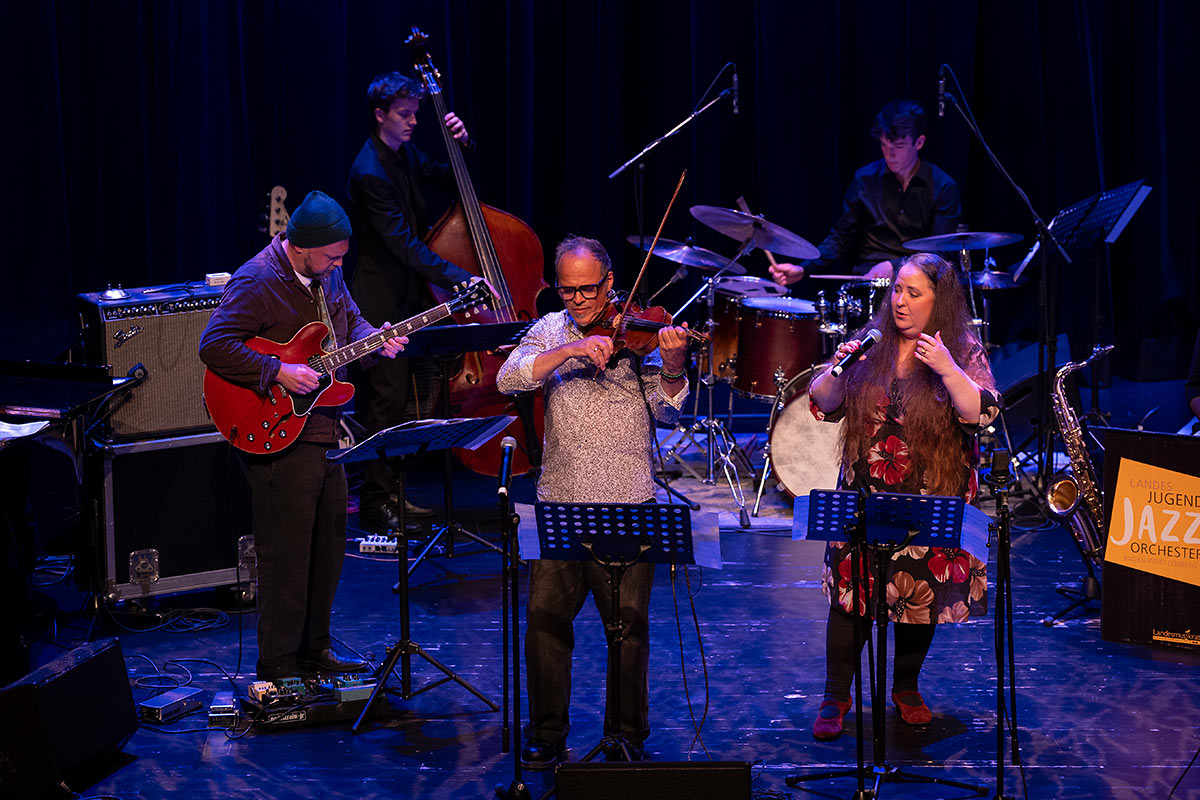 40 Jahre Jazzverband BW e.V., Jubiläumskonzert, Theaterhaus Stuttgart. JUGENDJAZZORCHESTER BW FEAT. CZICHOWSKY, HÜBNER, NEUHAUS, Dirigent Klaus Graf 40 Jahre Jazzverband BW e.V., Jubiläumskonzert, Theaterhaus Stuttgart. JUGENDJAZZORCHESTER BW FEAT. CZICHOWSKY, HÜBNER, NEUHAUS, Dirigent Klaus Graf