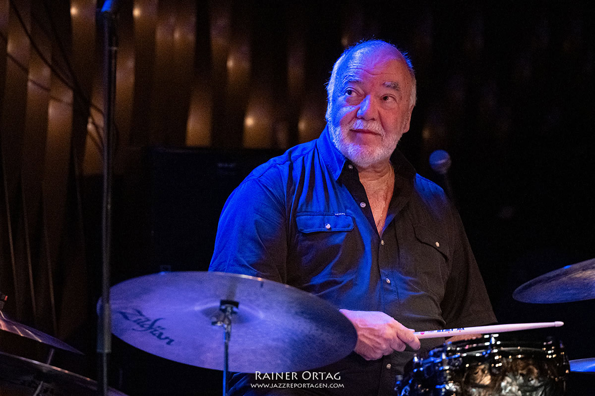 Peter Erskine Trio im Jazzclub Bix Stuttgart 2026 Peter Erskine an den Drums im Jazzclub Bix Stuttgart 2026 mit Alan Pasqua, Darek Oles