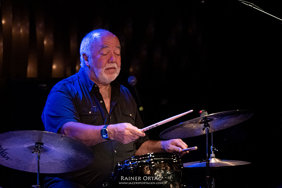 Peter Erskine Trio im Jazzclub Bix Stuttgart 2026 Peter Erskine an den Drums mit seinem Trio im Jazzclub Bix Stuttgart 2026 mit Alan Pasqua und Darek Oles