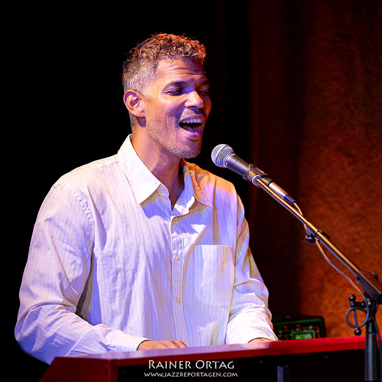 Sean Haefeli singt beim Jazzclub Tübingen im Club Voltaire 2026