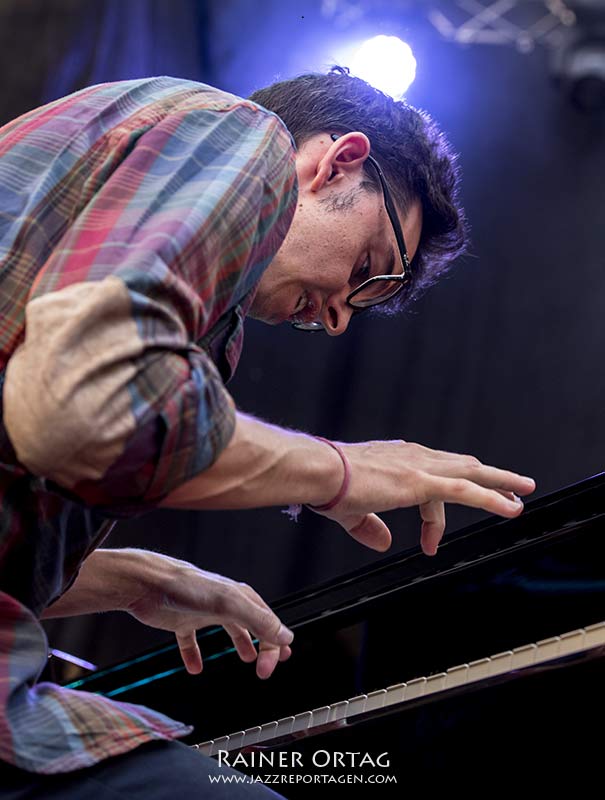 Adrien Brandeis bei der jazzopen Stuttgart 2019 im Alten Schloß