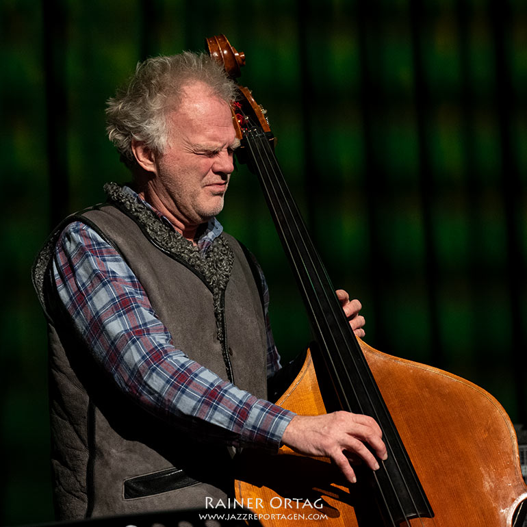 Anders Jormin mit dem Bobo Stenson Trio im Sudhaus Tübingen 2022
