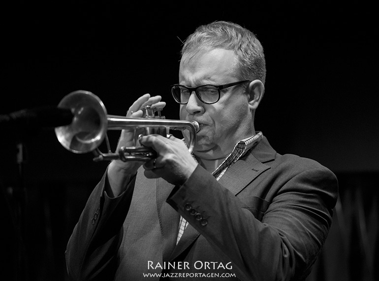 Axel Schlosser mit der Band in the Bix im Jazzclub Bix Stuttgart 2019