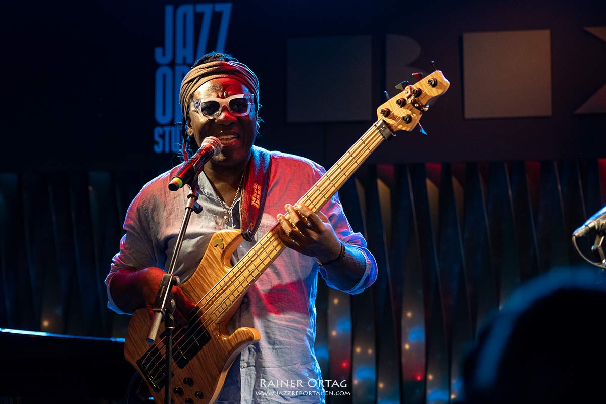 Richard Bona & Alfredo Rodriguez bei der jazzopen Stuttgart 2022 im Jazzclub Bix