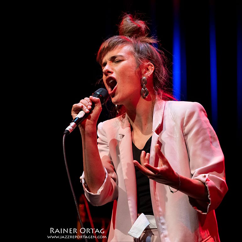 Camille Bertault bei den Internationalen Theaterhaus Jazztagen 2022