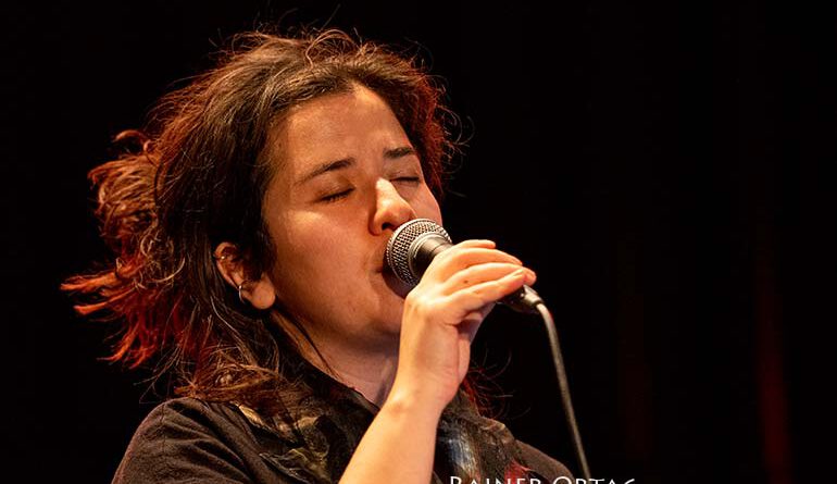 Cansu Tanrikulu mit Max Andrzejewski`s Hütte in der Dieselstrasse Esslingen 2022