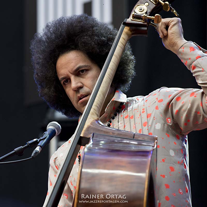 Carlitos Del Puerto mit Chick Corea bei der jazzopen Stuttgart 2019