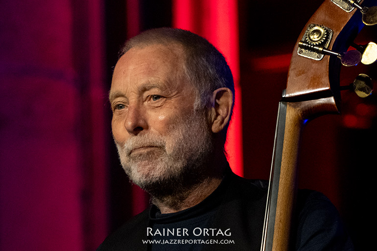 Dave Holland mit John Scofield beim Jazzfestival Esslingen 2021 und 2018 mit Aziza 