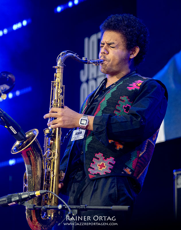 Emilio Modeste mit Stanley Clarke bei der jazzopen Stuttgart 2022