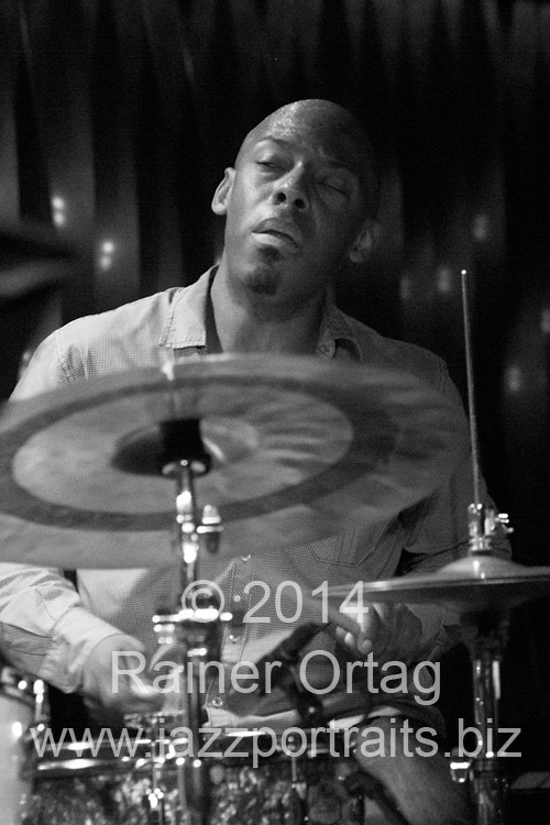 E.J.Strickland mit dem Kenny Werner - David Sanchez Quartet 2014 im Jazzclub BIX