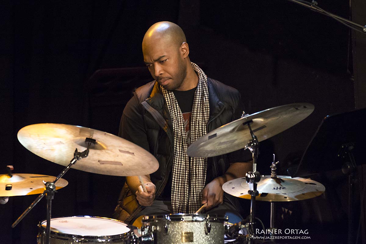 Eric Harland mit Zhenya Strigalev im Porgy und Bess Wien