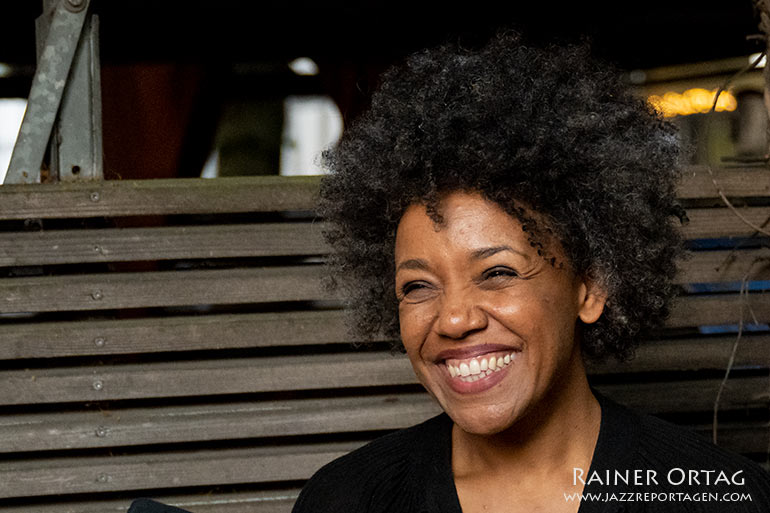 Fola Dada beim Interview mit Tom Hagenauer 2021