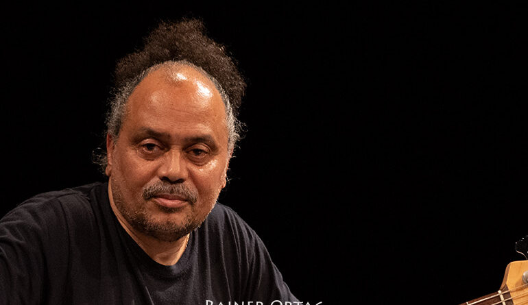 Guy Nsangué Akwa mit dem Jean-Luc Ponty Trio beim Jazzfestival Esslingen 2021