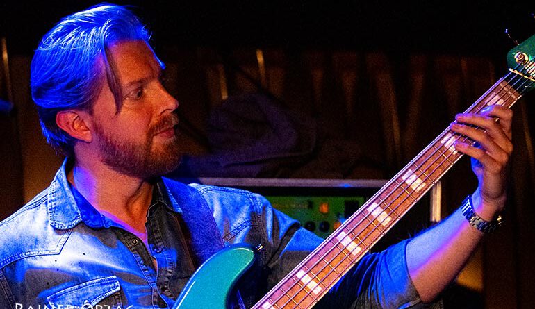 Hadrien Feraud mit Frank Gambale im Jazzclub Bix Stuttgart 2022