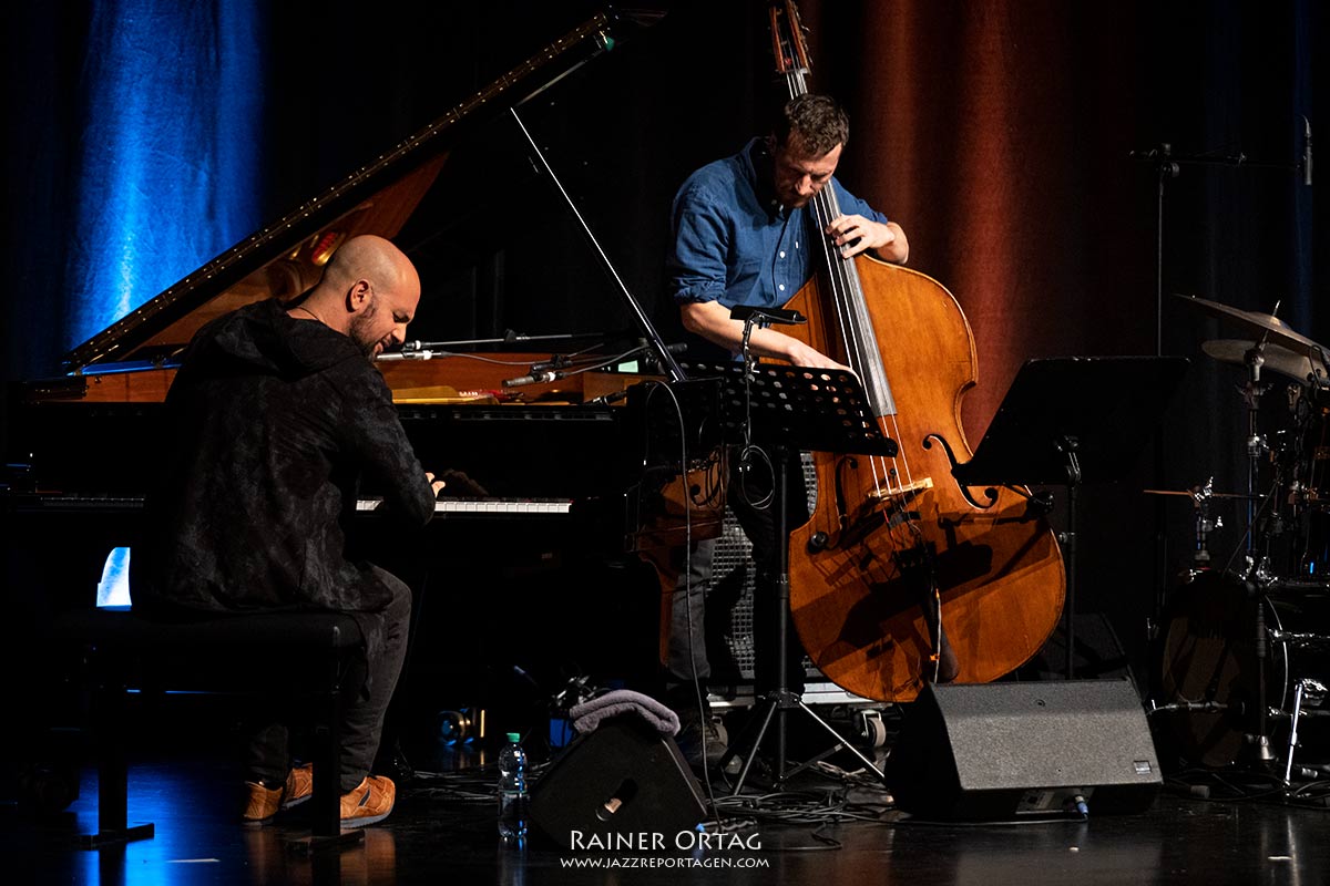 Ein Abend für Eberhard Weber mit Shai Maestro Trio und Ralph Towner solo beim Jazzfestival Esslingen