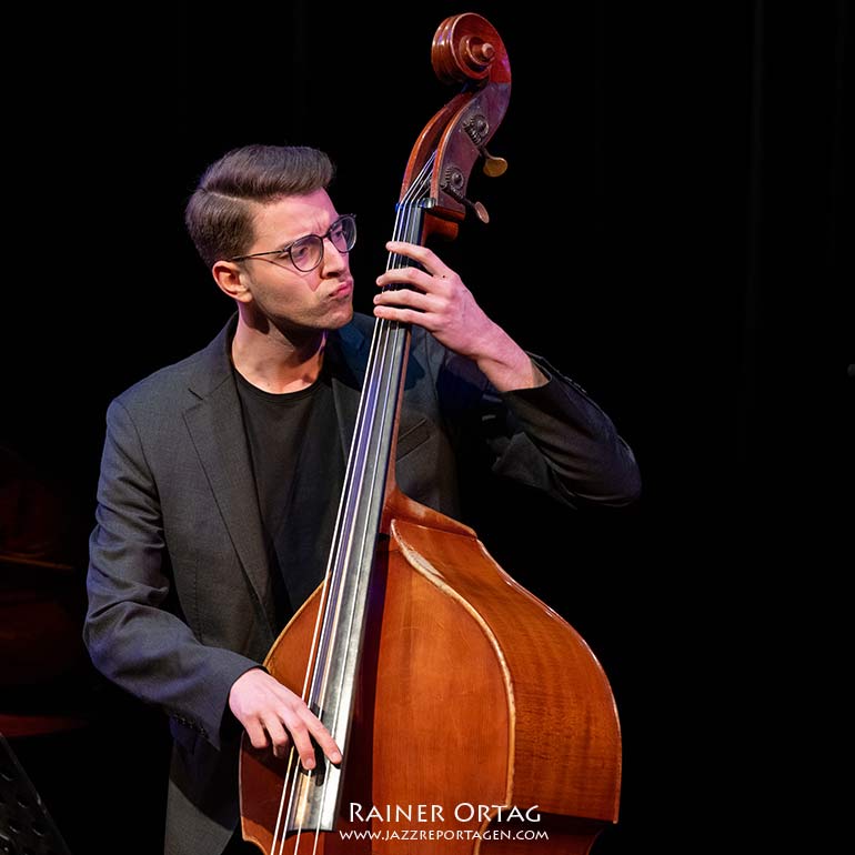 Jakob Krupp mit dem Frank Dupree Trio bei den Internationalen Theaterhaus Jazztagen 2022