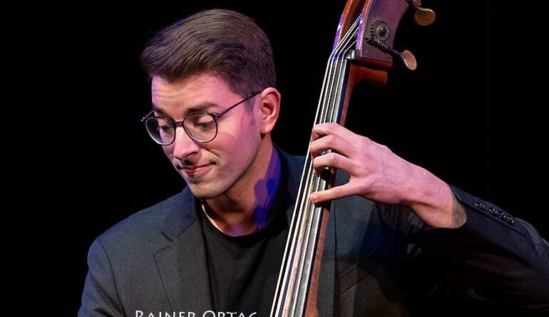Jakob Krupp mit dem Frank Dupree Trio bei den Internationalen Theaterhaus Jazztagen 2022
