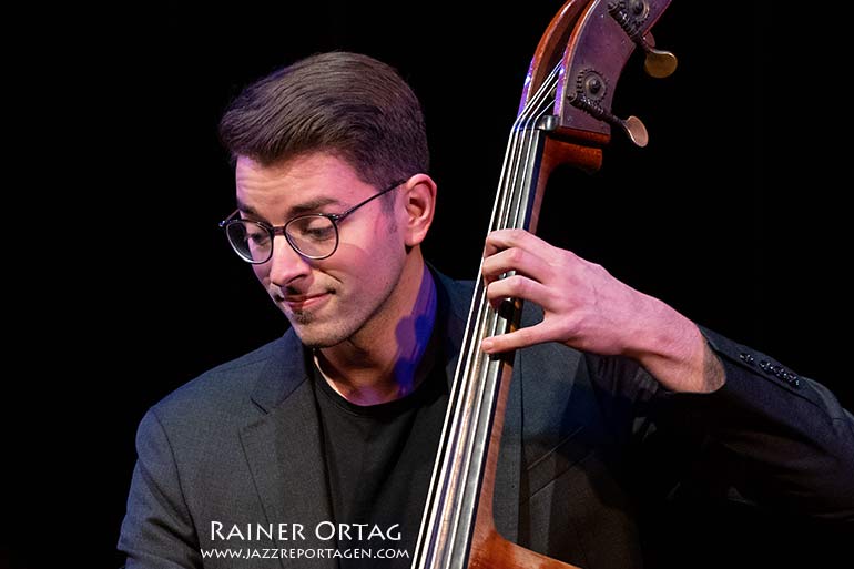 Jakob Krupp mit dem Frank Dupree Trio bei den Internationalen Theaterhaus Jazztagen 2022