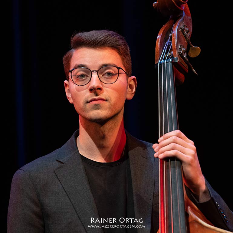 Jakob Krupp mit dem Frank Dupree Trio bei den Internationalen Theaterhaus Jazztagen 2022