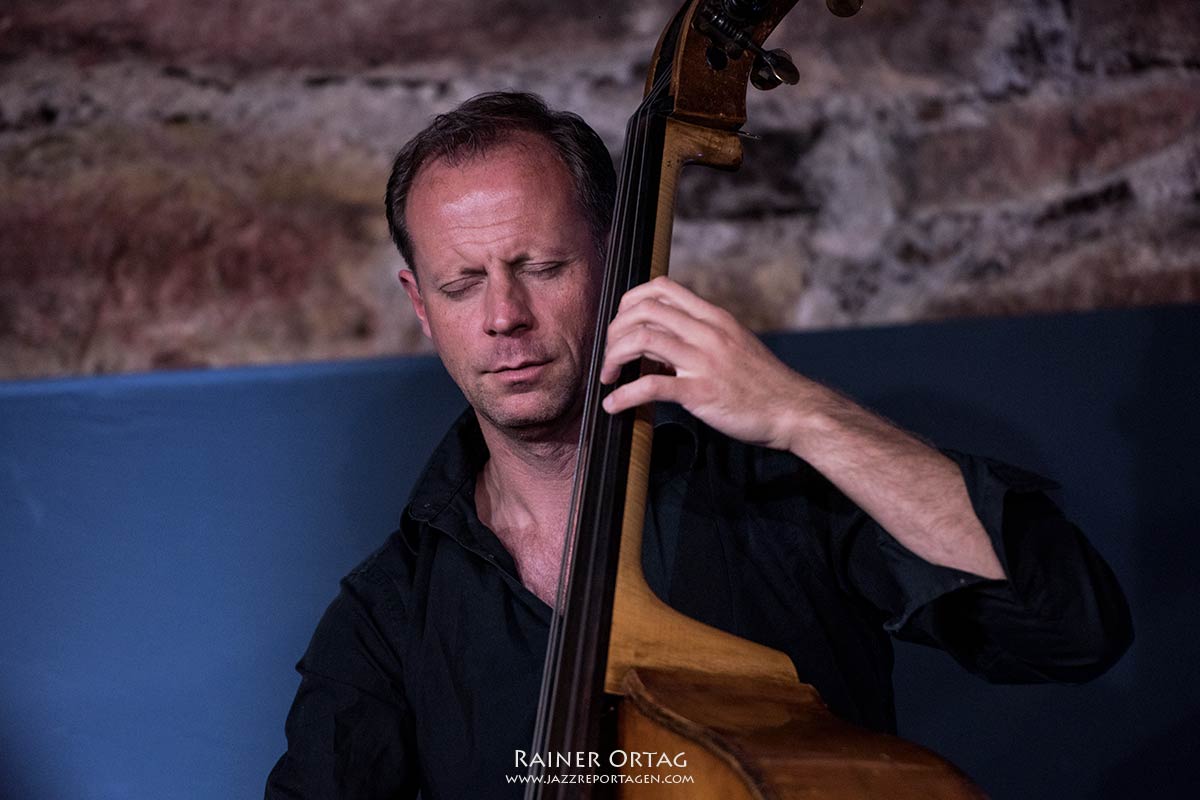 Jasper Somsen mit dem Lynne Arriale Trio im Jazzkeller Esslingen 2019