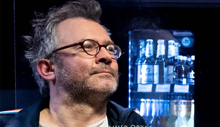 Jörg Hochapfel mit Max Andrzejewski`s Hütte in der Dieselstrasse Esslingen 2022