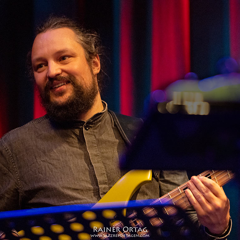 Jonathan Cuniado mit der Trilok Gurtu Band im Sudhaus Tuebingen 2021