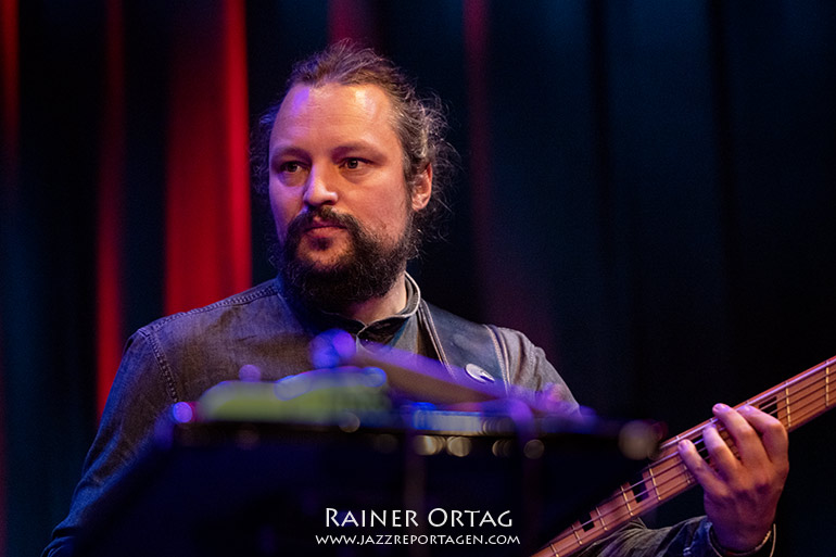 Jonathan Cuniado mit der Trilok Gurtu Band im Sudhaus Tuebingen 2021