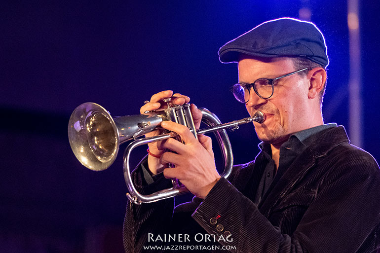 Julian Hesse bei Ornithology & more der JazztimeBB in der Alte TÜV-Halle Böblingen bei Sommer am See