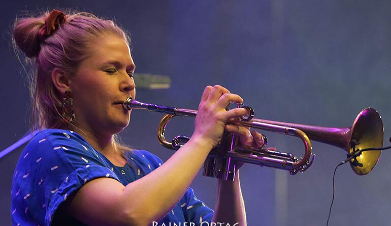 Kirsi-Marja "Kiki" Harju mit dem KAMA Kollektiv bei der jazzahead 2021 in Bremen