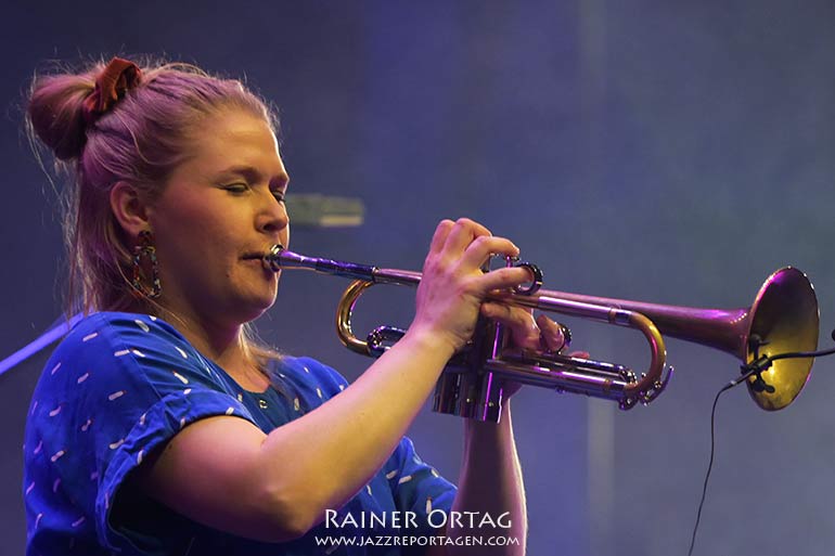 Kirsi-Marja "Kiki" Harju mit dem KAMA Kollektiv bei der jazzahead 2021 in Bremen