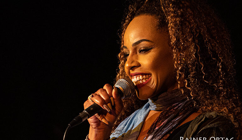 Lauren Henderson mit dem Walter Phishbacher Trio im Club Voltaire 2022