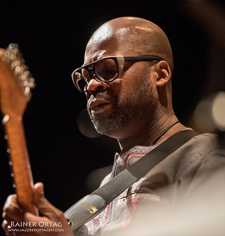 Lionel Loueke mit der Corea & Gadd Band in der Liederhalle Stuttgart 2017