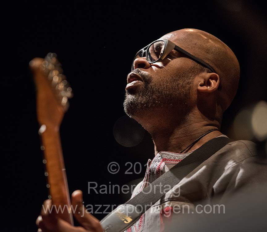 Lionel Loueke mit der Corea & Gadd Band in der Liederhalle Stuttgart 2017