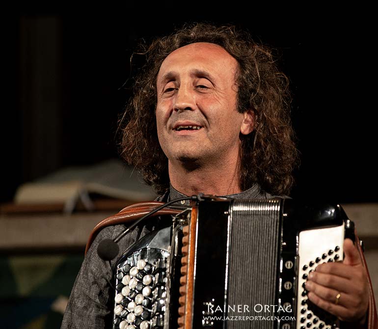 Luciano Biondini mit dem Rabih Abou-Khalil Trio in der Stiftskirche Tübingen 2017