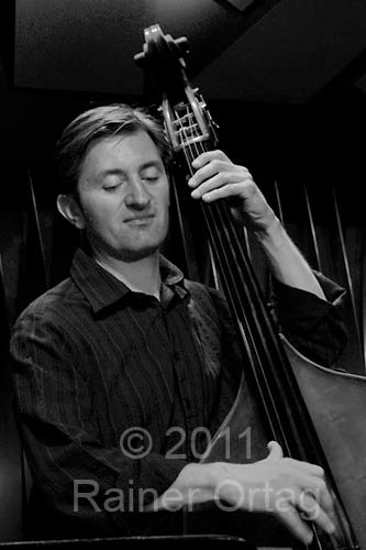 Martin Gjakonovski mit dem Olivia Trummer Trio im Jazzclub BIX in Stuttgart 2011