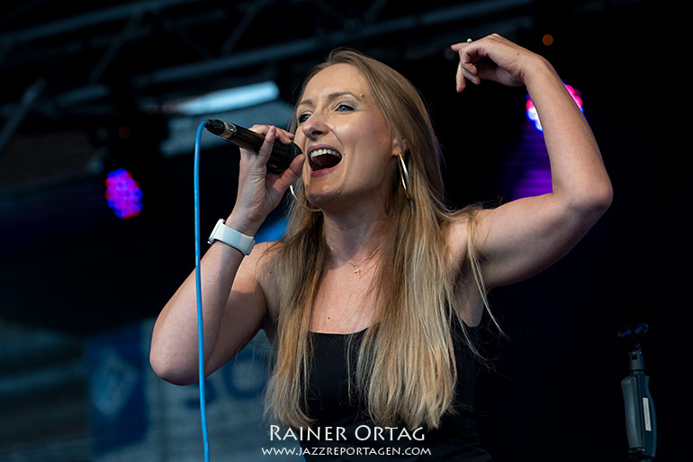 Nicole Martin mit Bluefonque beim OpenAir des "kulturnetzwerk blaues haus" Böblingen 2021