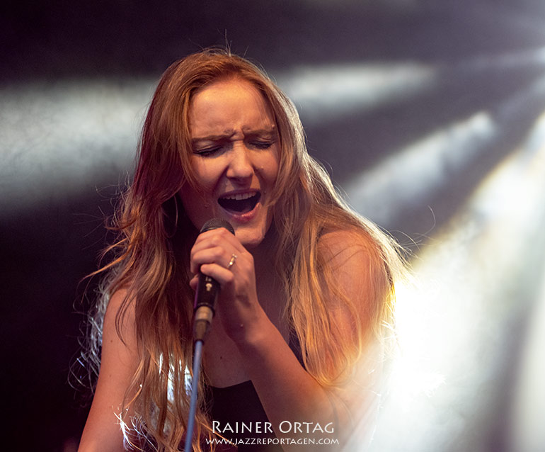 Nicole Martin mit Bluefonque beim OpenAir des "kulturnetzwerk blaues haus" Böblingen 2021