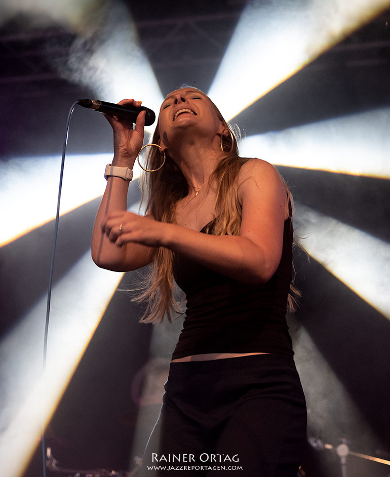 Nicole Martin mit Bluefonque beim OpenAir des "kulturnetzwerk blaues haus" Böblingen 2021