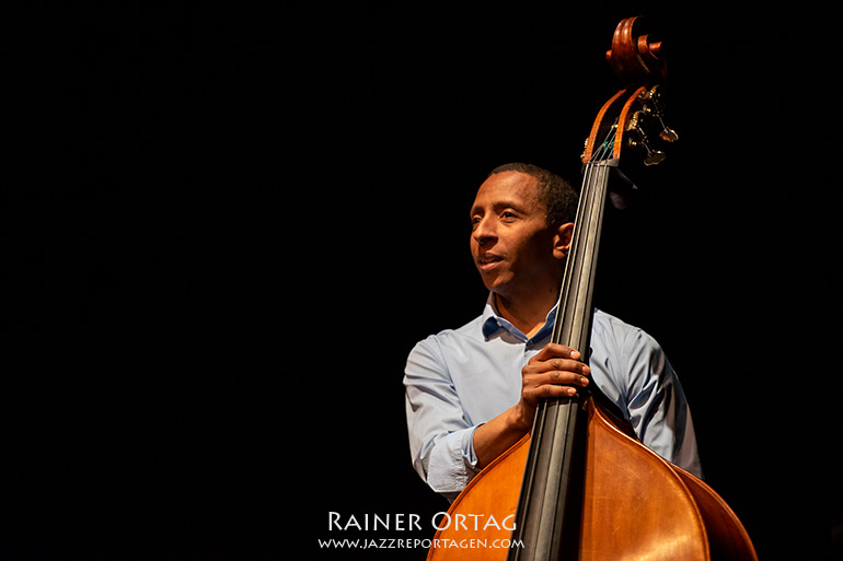 Omar Rodriguez Calvo mit dem Tingvall Trio bei den Theaterhaus Jazztagen 2019