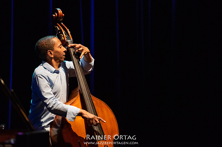 Omar Rodriguez Calvo mit dem Tingvall Trio bei den Theaterhaus Jazztagen 2019