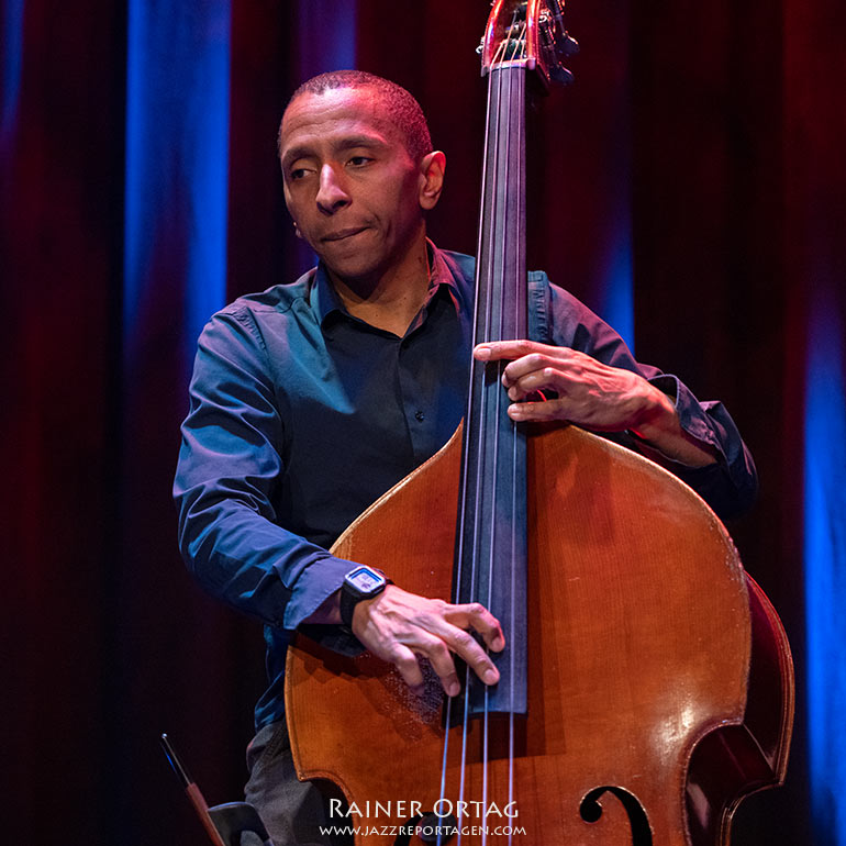 Omar Rodriguez Calvo mit dem Tingvall Trio im Sudhaus Tuebingen 2021