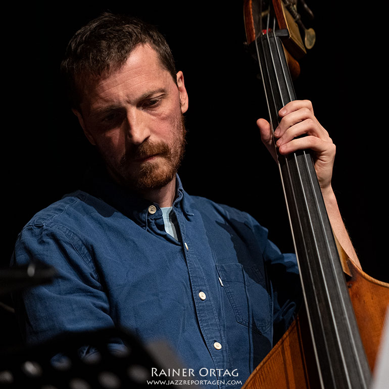 Phil Donkin mit dem Shai Maestro Trio beim Jazzfestival Esslinge 2021